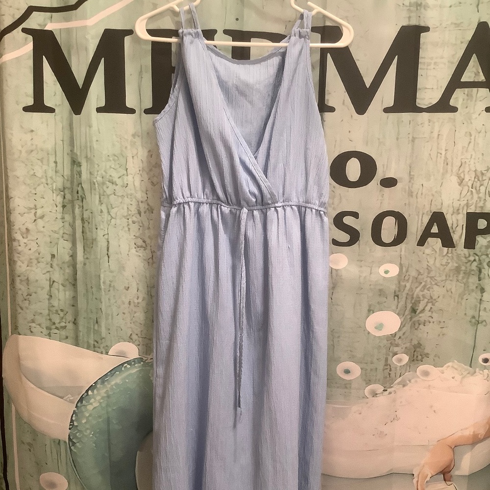 Women’s sleeveless waist defined dress